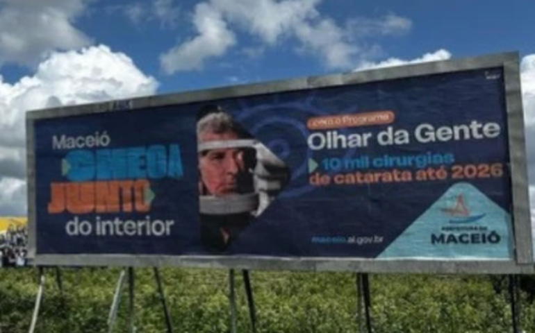 Outdoor que faz referência a programa de JHC é visto na AL-220, em Arapiraca