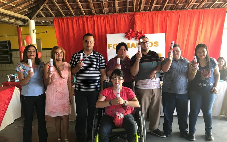 Em cerimonia de formatura, Pestalozzi entrega diplomas de conclusão do EJA