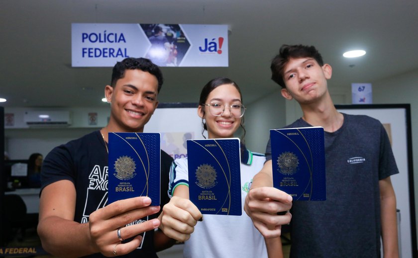 Governo de Alagoas entrega kits para estudantes que participarão de intercâmbio na Inglaterra