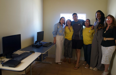 Doação de computadores do Ministério das Comunicações impulsiona aprendizado de jovens autistas em Valparaíso (GO)
