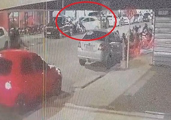 Motorista embriagado causa acidente e arrasta motos estacionadas no Jacintinho