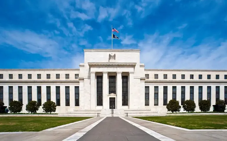 Todos dirigentes do Fed julgaram apropriado manter política restritiva por algum tempo, diz ata