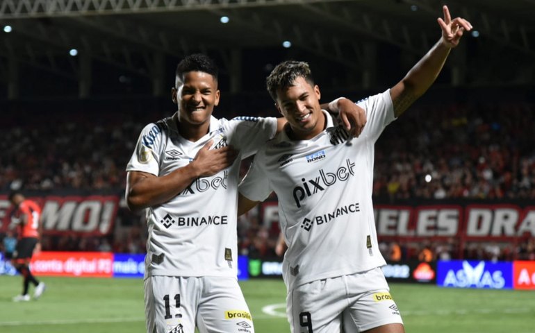 Com gol nos acréscimos, Santos derrota Atlético-GO e sonha com G-8
