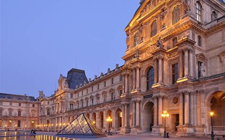 Museu do Louvre, em Paris, tem equipe antifogo 24 horas