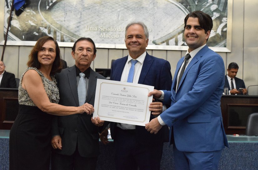 Parlamento alagoano reconhece trajetória do médico Cícero Carvalho com honraria