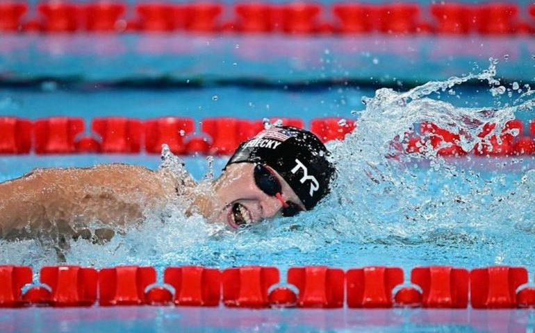 Natação se despede de Paris-2024 com dois recordes mundiais e reação dos EUA