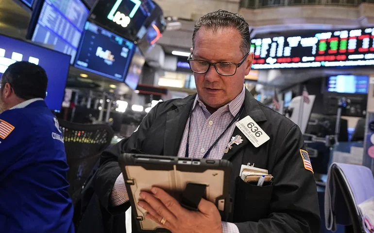 Preços do petróleo sobem, mas Wall Street permanece perto de seus recordes.