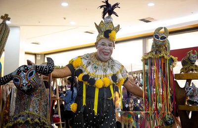 Folião espalha alegria mesmo sem carnaval, adiado mais uma vez pela pandemia