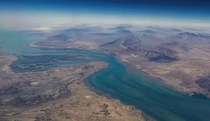 Vista-aerea-da-ilha-de-Qeshm-separada-do-continente-iraniano-pelo-Estreito-de-Clarence-no-Estreito-de-Ormuz