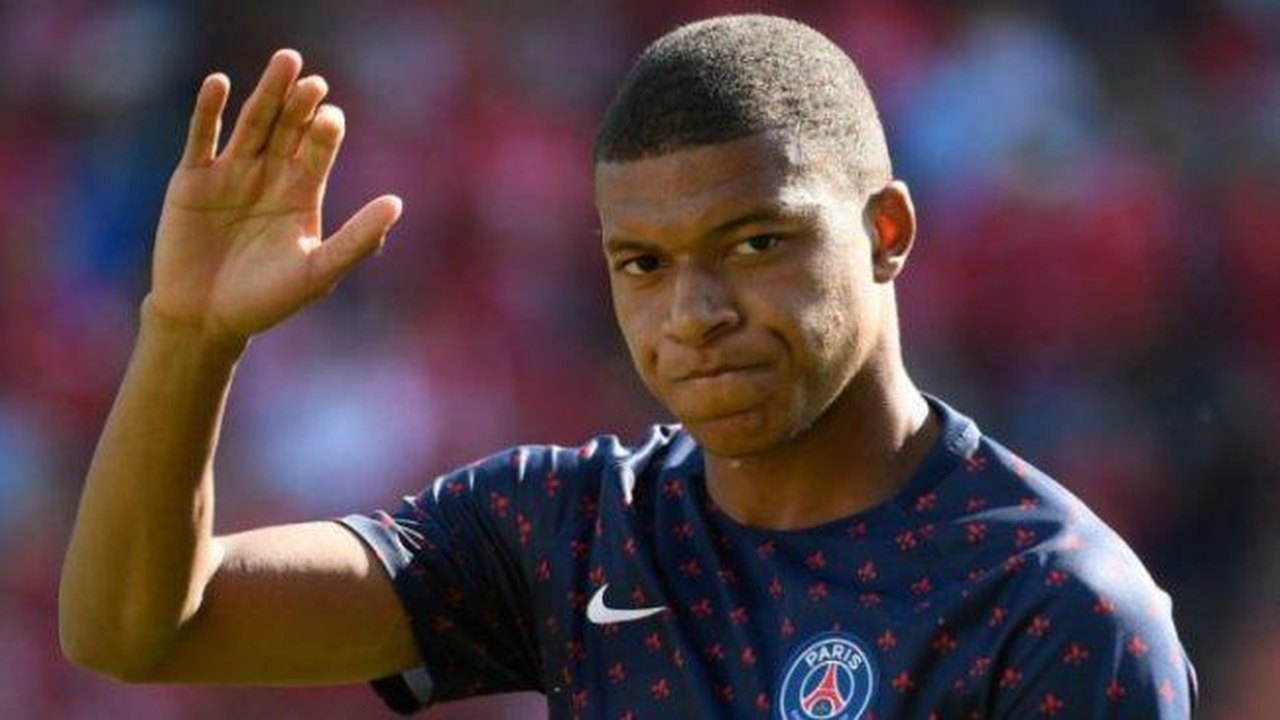 Mbappé faz exames, sofre entorse no tornozelo direito e será reavaliado