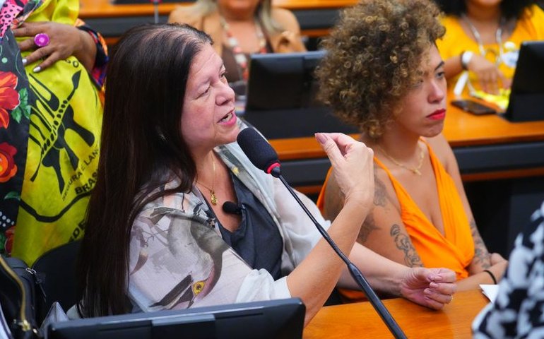 Comissão aprova isenção da taxa de passaporte para aluno de baixa renda