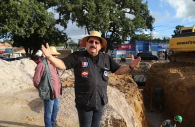 Prefeito Gilberto Gonçalves vistoria obra de drenagem que levará mais qualidade de vida à população