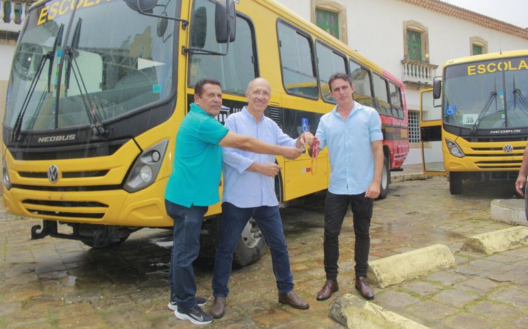 Prefeito Ronaldo Lopes entrega dez ônibus para transporte escolar
