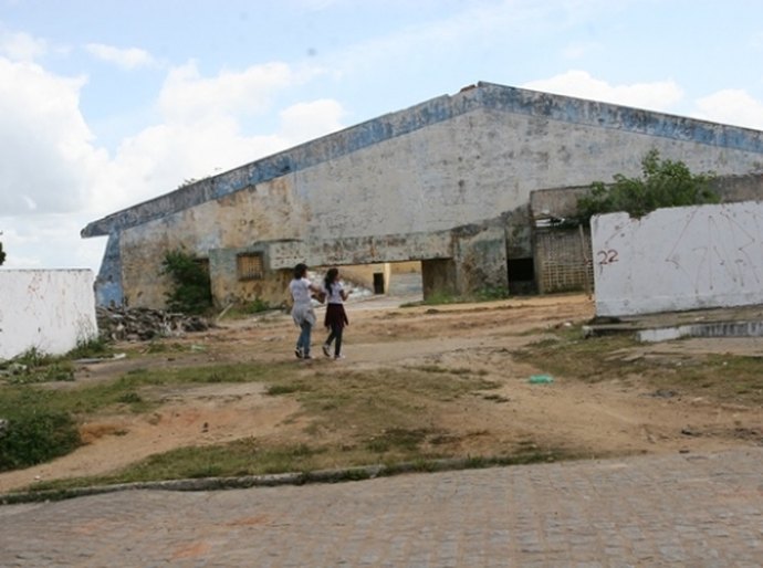 Penedenses comemoram reconstrução de ginásios e reforma de escola