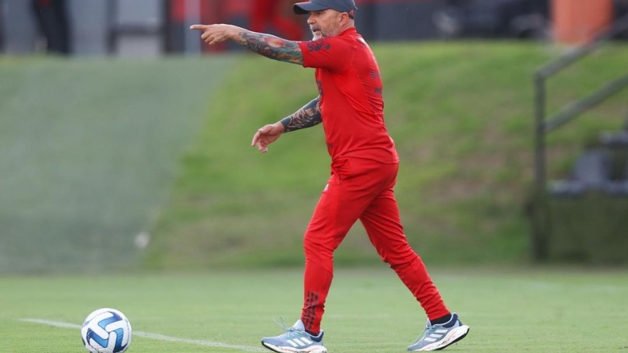 Jorge Sampaoli comanda treino do Flamengo enquanto aguarda definição de seu futuro