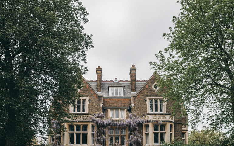 Mansão de Freddie Mercury em Londres segue sem comprador e revela impasse familiar