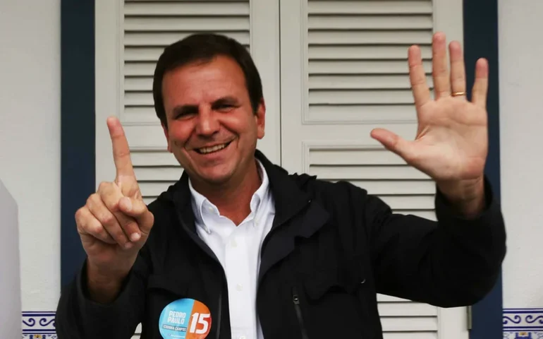 Paes manda retirar placas da CET-Rio que bloqueavam vista da Lagoa Rodrigo de Freitas