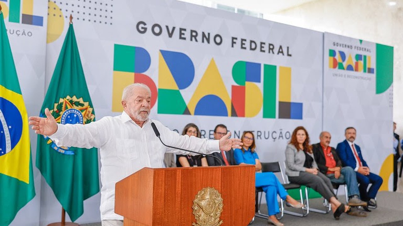 Presidente oficializa reajuste de 9% a servidores e celebra retorno do diálogo
