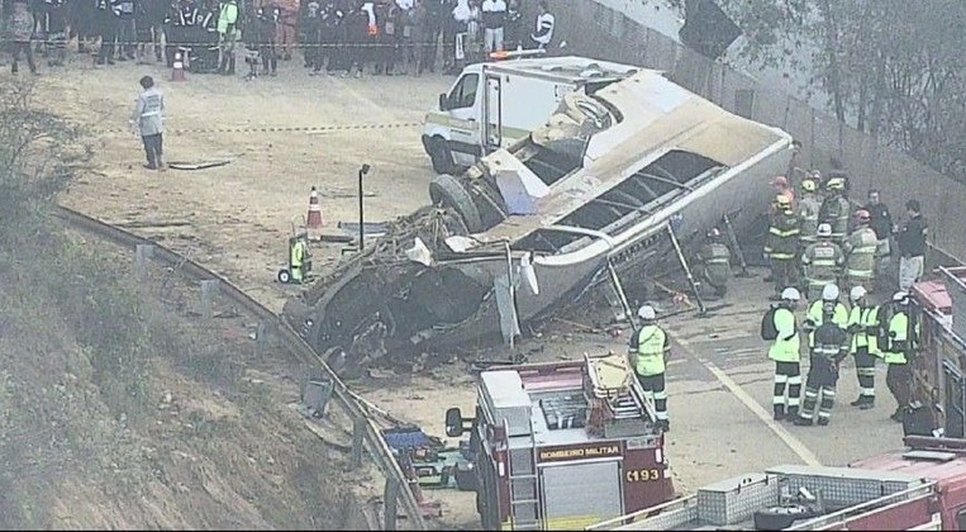 Ônibus com torcedores do Corinthians tomba e deixa sete mortos
