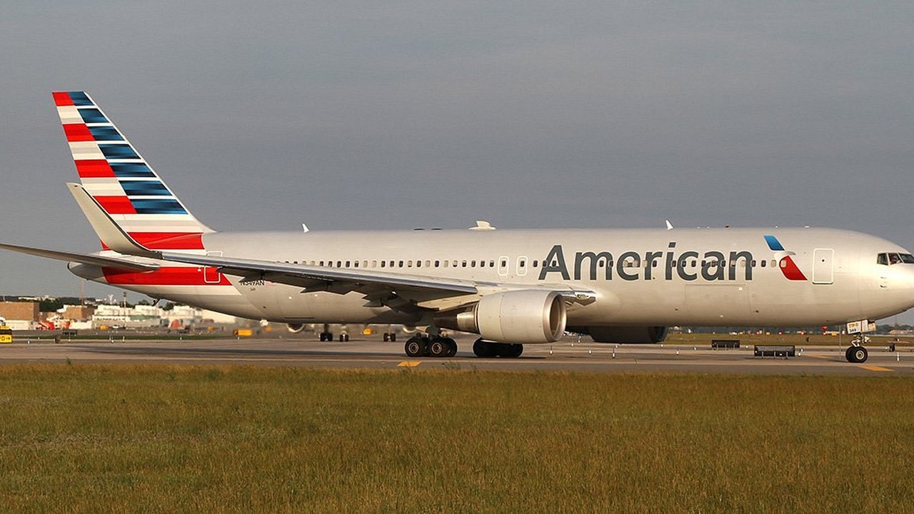 Passageiros negros expulsos de avião da American Airlines vão à justiça contra empresa aérea