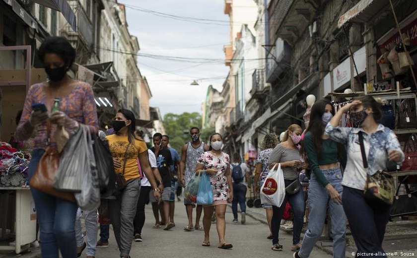 Mulheres e negros são os mais afetados pela covid-19 no Brasil, aponta IBGE