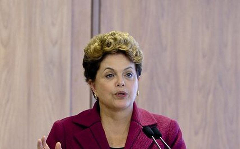 Investigação na Petrobras deveria ter começado na década de 90, diz Dilma