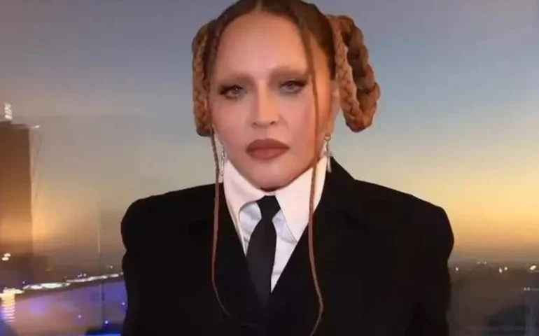 Madonna gravou com Katy Perry e foi fotografada passeando por NY antes de ser internada