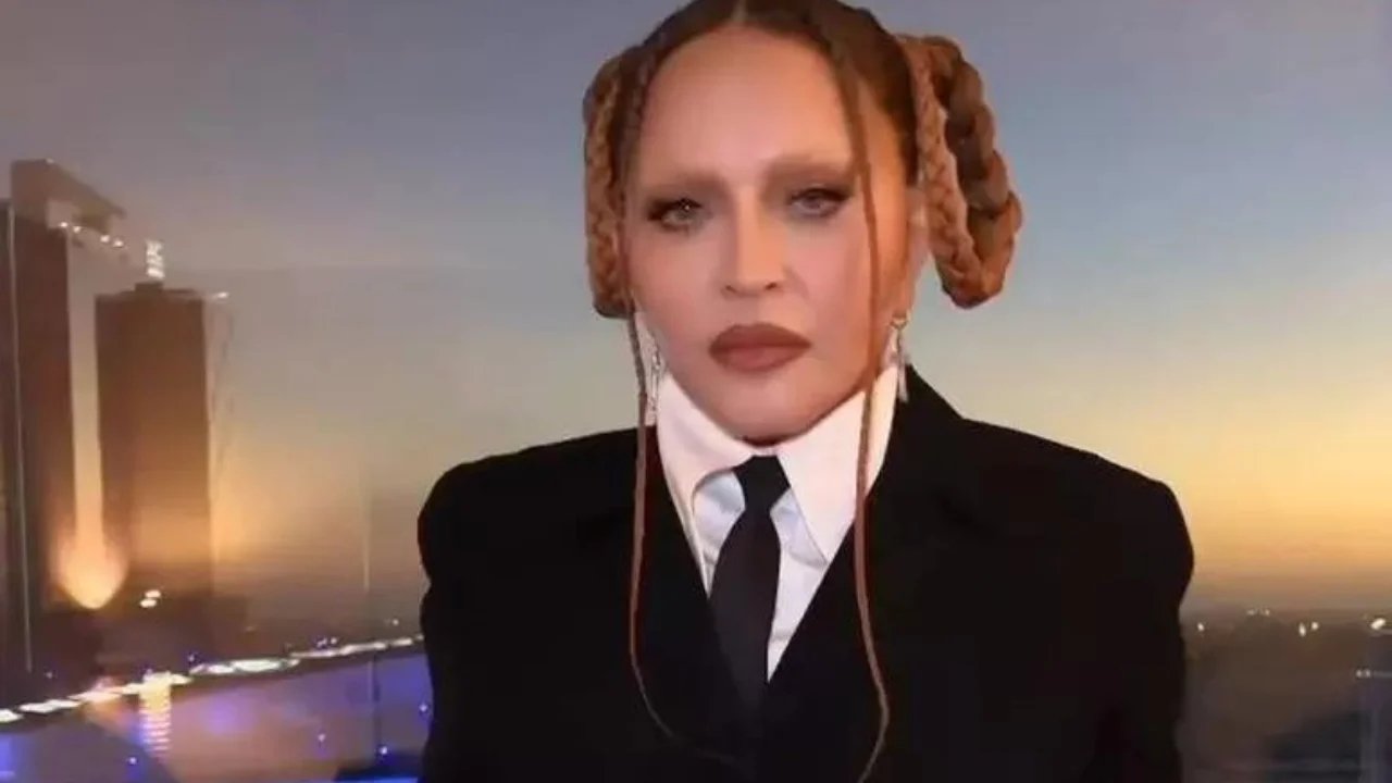 Madonna gravou com Katy Perry e foi fotografada passeando por NY antes de ser internada