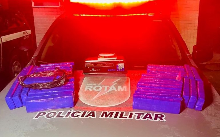 Polícia Militar apreende cerca de 24 quilos de maconha no Jacintinho