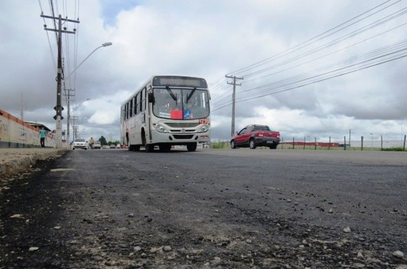 Tapa-buraco na Avenida Cachoeira do Meirim melhora tráfego na região