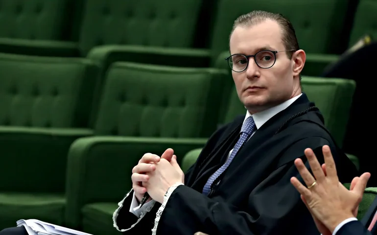 Lula vai indicar novo ministro do STF neste mês; Zanin é o favorito