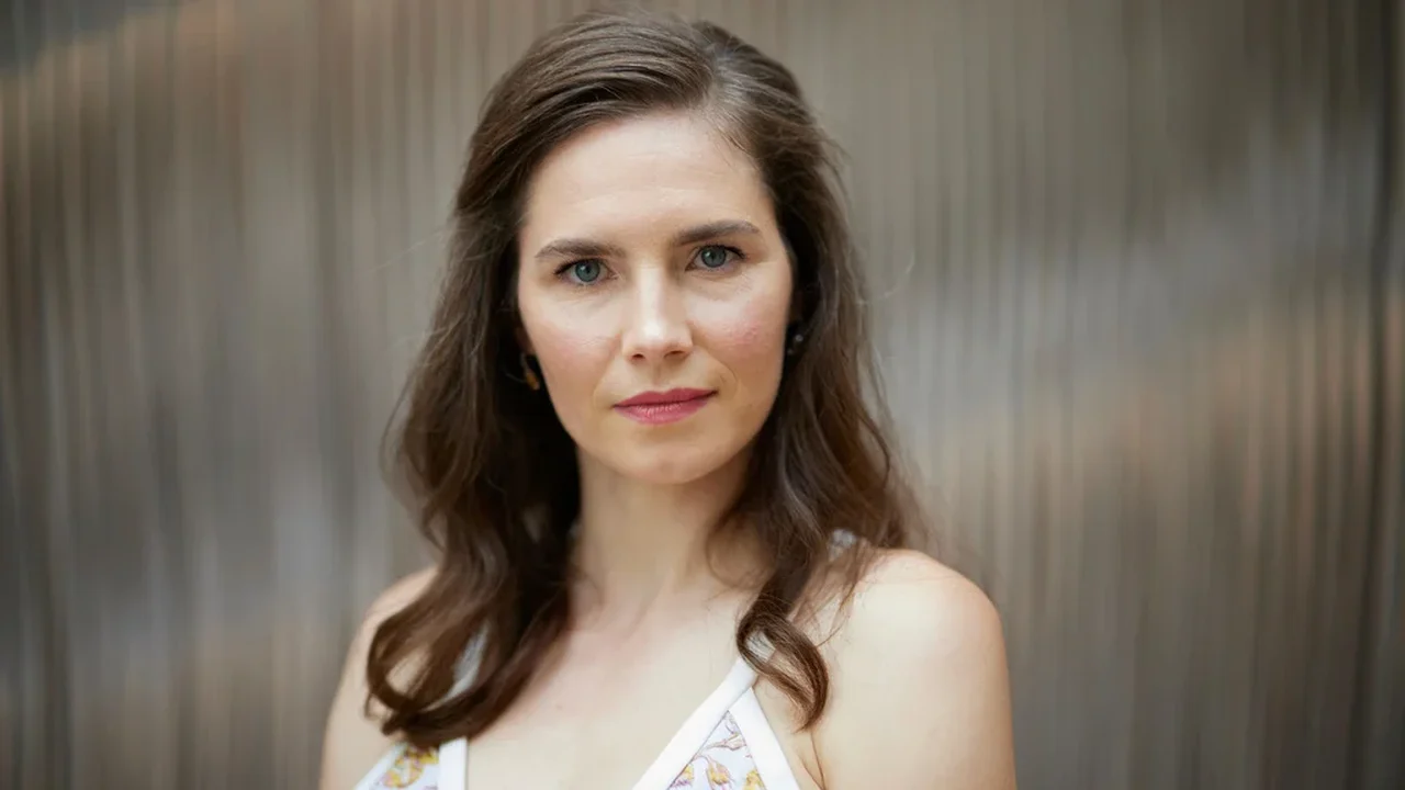 Amanda Knox defende seu show de comédia no festival de Edimburgo, afirmando que ele homenageia sua ex-colega de quarto assassinada