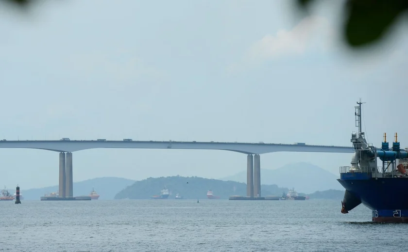 Navio que bateu na Ponte Rio-Niterói em 2022 deixa Rio de Janeiro