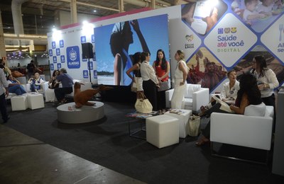 Estande do Governo de Alagoas expõe o Programa Saúde Até Você durante a 16ª Caravana Federativa..