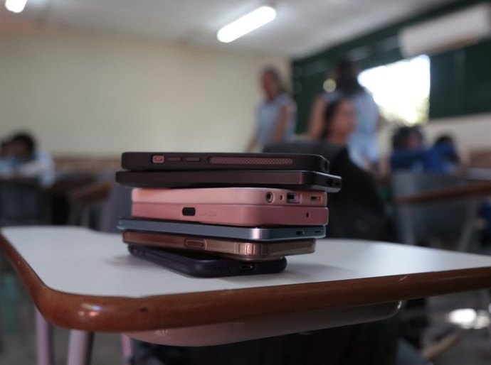 Publicadas diretrizes que detalham possibilidades e restrições de uso de celulares e meios digitais em sala de aula