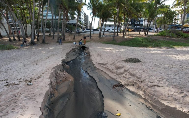 IMA/AL analisa surgimento de língua suja na praia da Ponta Verde