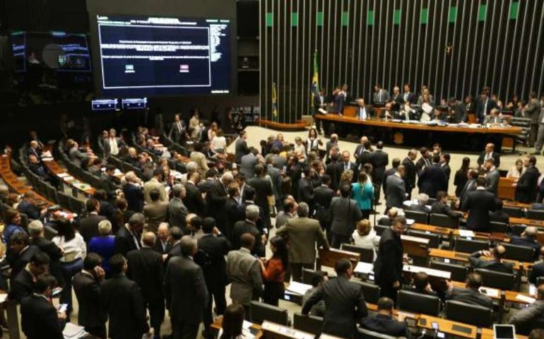 Câmara concluirá reforma política e discutirá denúncia contra Temer esta semana