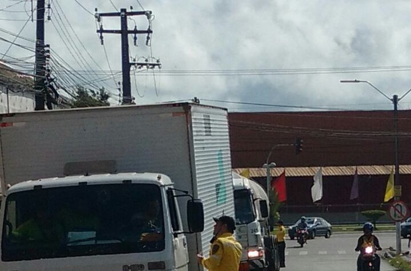 SMTT orienta sobre horários para tráfego de caminhões em avenida