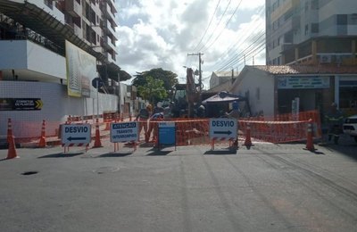 Rua no bairro Poço é interditada para obra emergencial da BRK