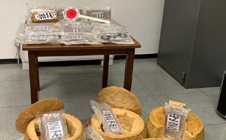Contrabandistas escondem cocaína em rodas de queijo parmesão na Itália