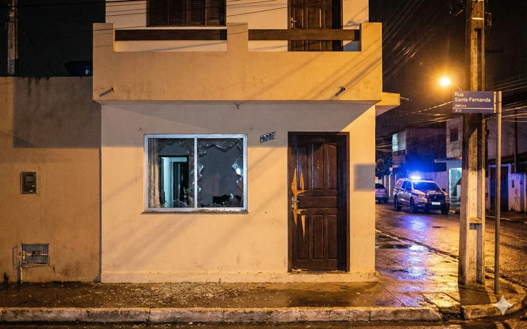 Homem é preso após quebrar casa, tentar agredir a mãe e resistir à ação policial na Jatiúca