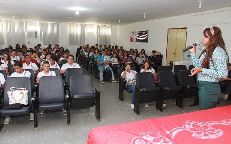 Uso racional da água é tema de palestra para estudantes da rede estadual