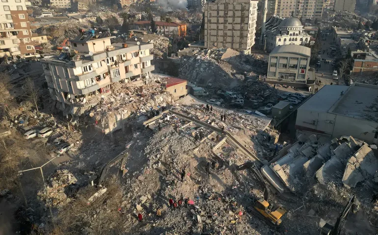 Turquia: terremoto mata uma pessoa e deixa dezenas de feridos em cidade costeira