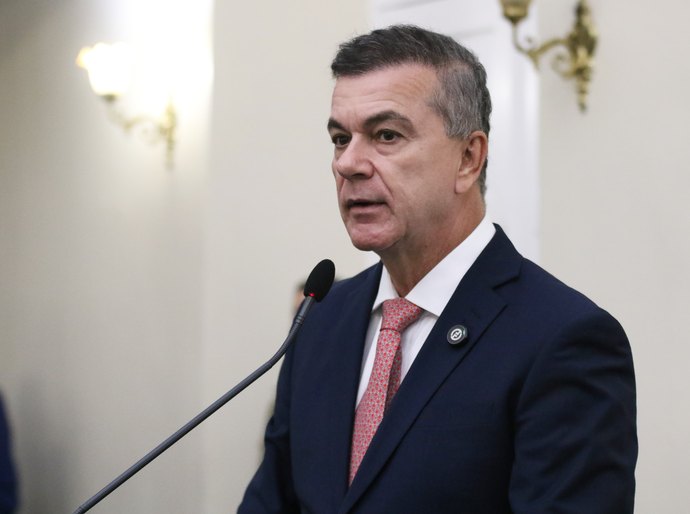 Ronaldo Medeiros critica ação da Prefeitura que interditou totens de segurança do Estado