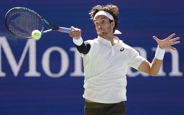 Musetti massacra espanhol e vai às quartas do US Open