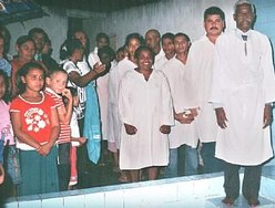 Pastor (esquerda) e membros da AD em Taquarana