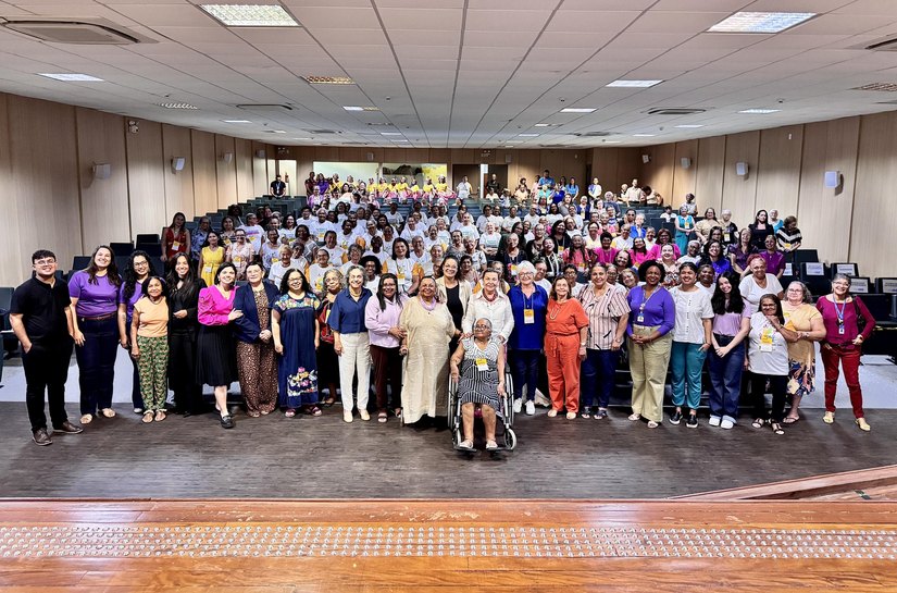 Secdef discute políticas públicas e cultura do envelhecimento com mulheres idosas