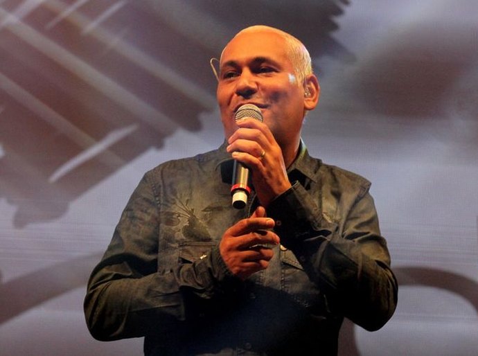 Ex-vocalista do Exaltasamba, Chrigor canta seus sucessos em Maceió