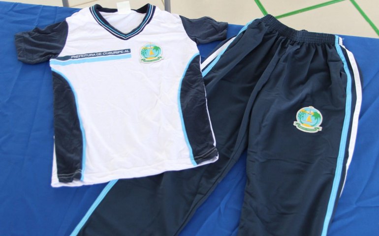 Prefeitura de Coruripe inicia entrega do fardamento escolar para os alunos da rede municipal de ensino