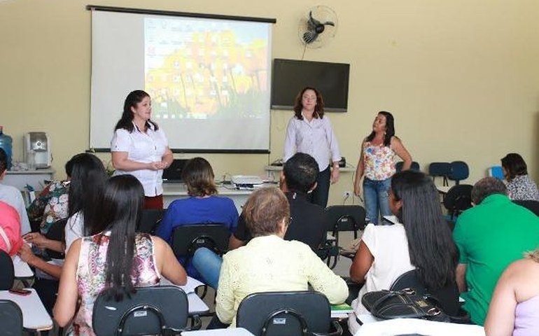 SEE discute novo Referencial Curricular com técnicos das CREs
